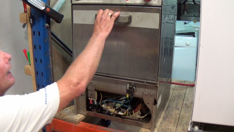 how to replace a pump on a commercial glass washer, dishwasher (1) (800x450)